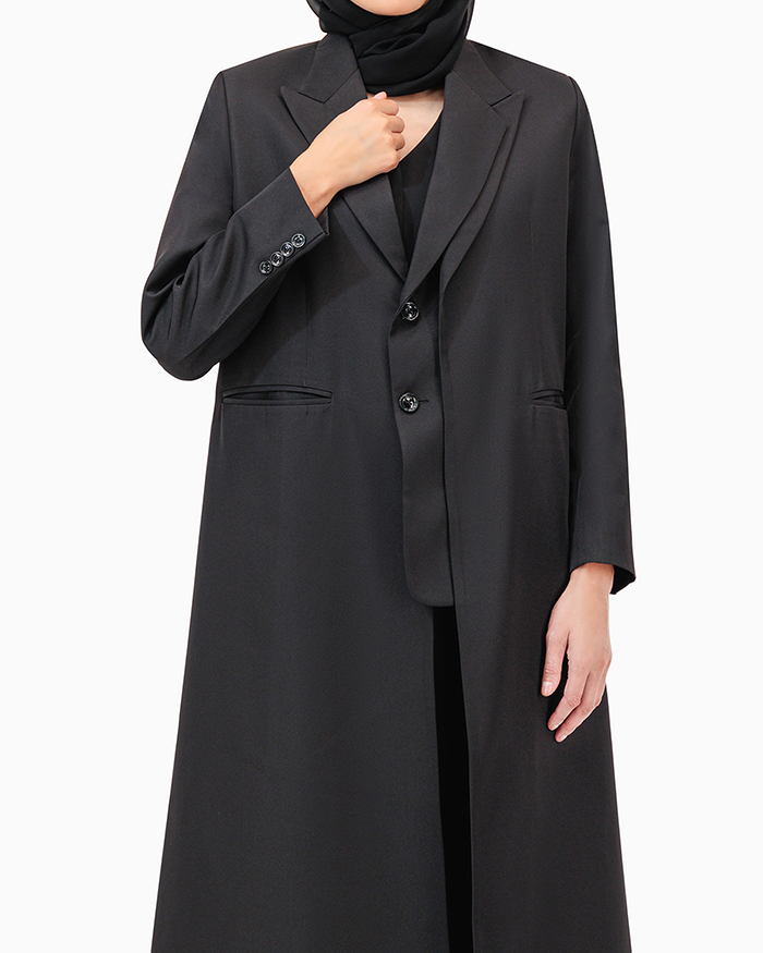 Model wears Black Abaya